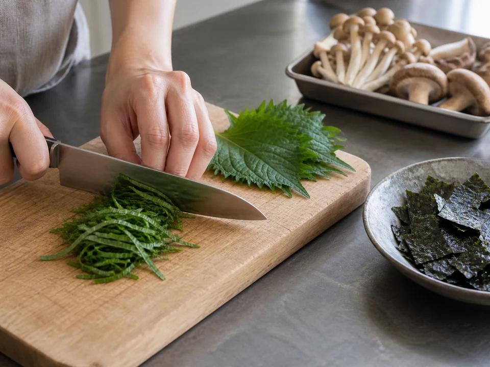 大葉を細切りにし、海苔を仕上げ用に用意する。