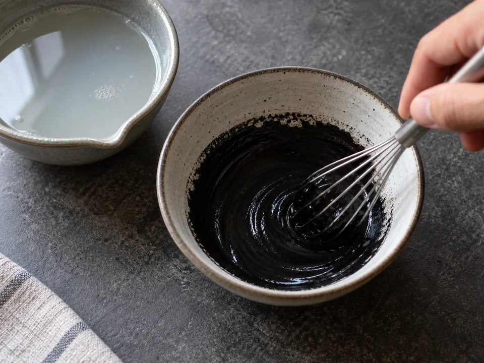 イカスミパスタ:イカスミを茹で汁でなめらかにのばす操作