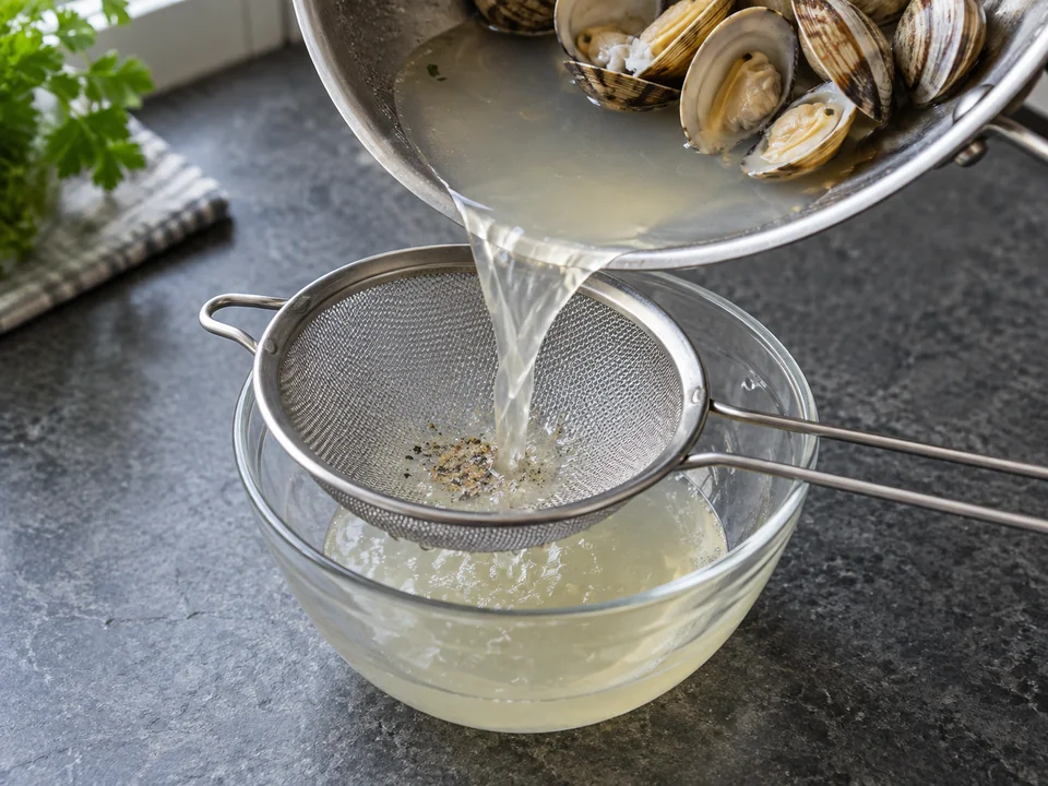 ボンゴレ：アサリの蒸し汁を細かいこし器でこす操作