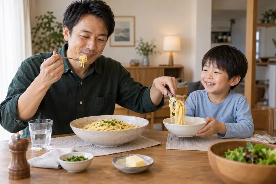 塩加減を確かめてバターパスタを取り分ける親子