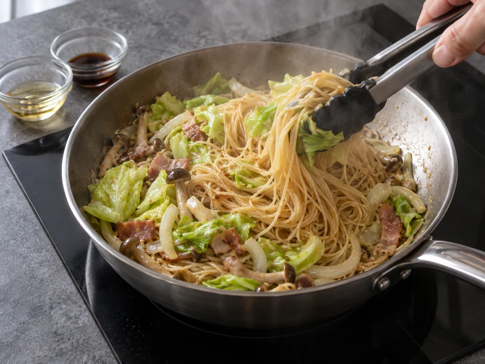 キャベツとアンチョビのパスタ：甘辛く麺へ吸わせる様子