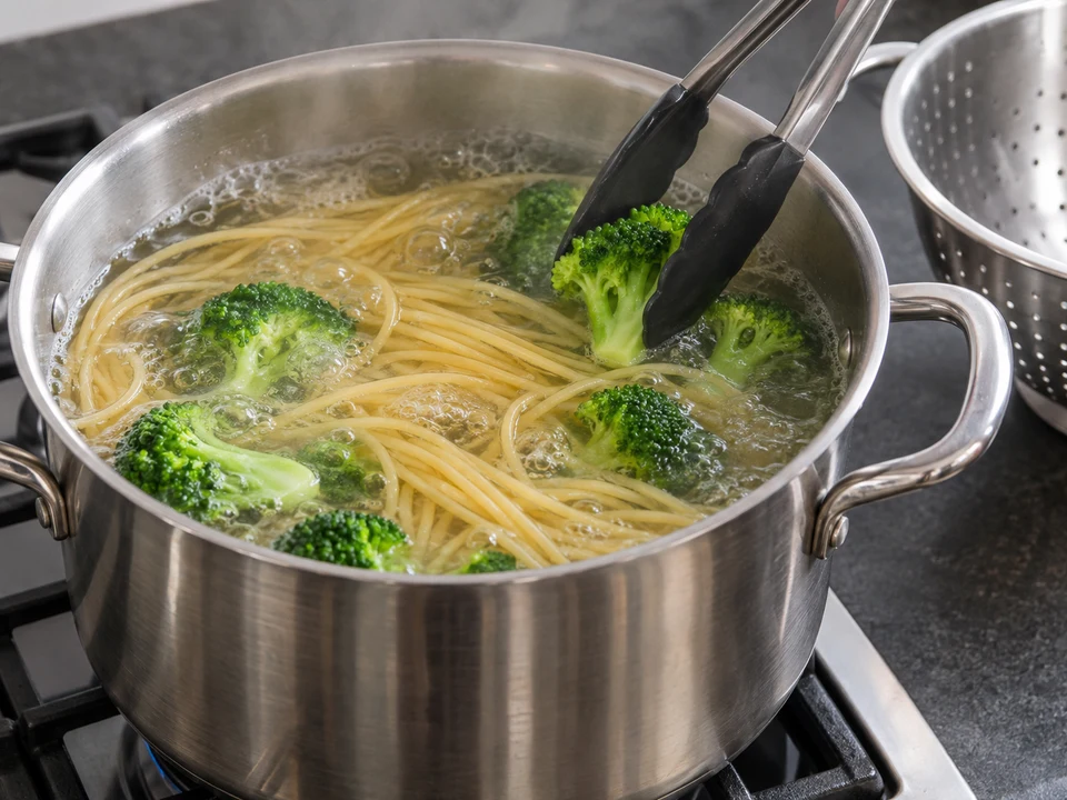カレー・スパゲッティー：スパゲッティーの鍋へブロッコリーを加えてゆでる手元。