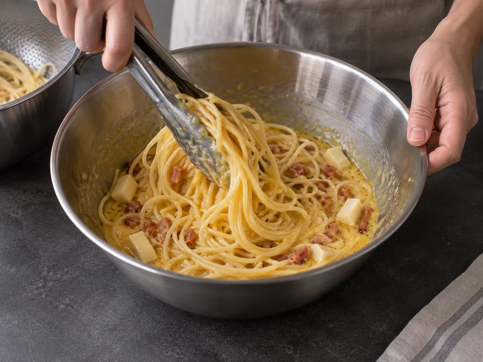 スパゲッティーのフリッタータ：麺を混ぜる。