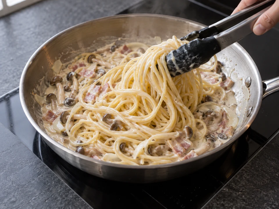 キノコのスパゲッティー・アラ・パンナ：麺を包む様子