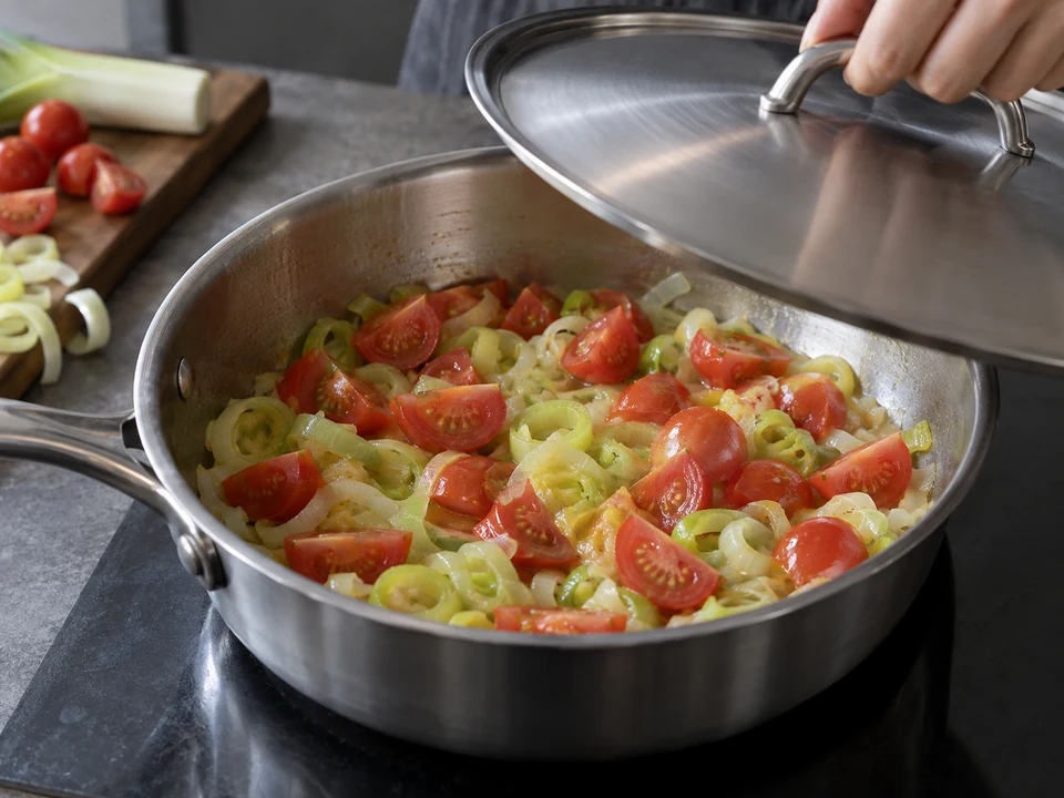 ピスタチオのフジッリ：野菜を蒸し煮する。