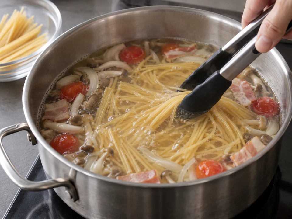 スープスパゲッティー：半分に折ったスパゲッティーをスープで煮る手元。