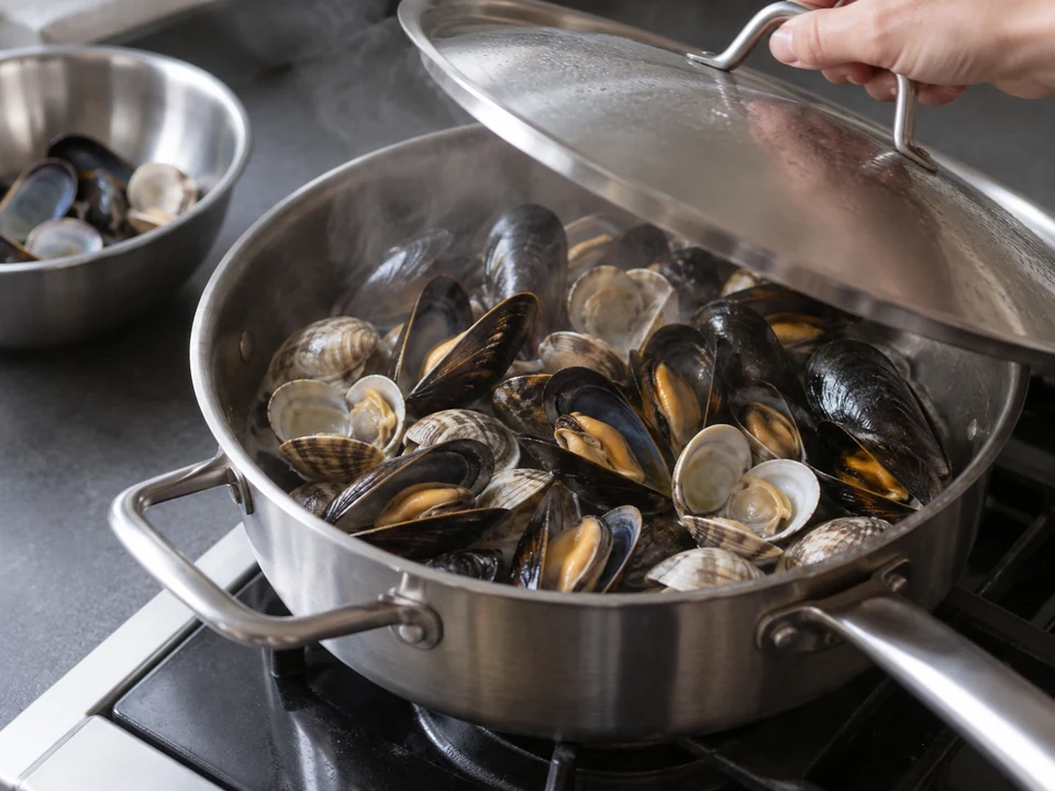 魚介のスパゲッティー・アル・カルトッチョ：貝を開かせる。