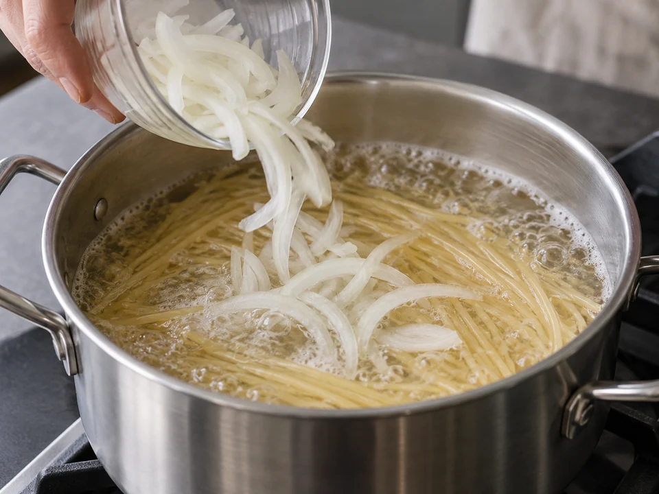 梅しそのスパゲッティー：玉ねぎを麺とゆでる。