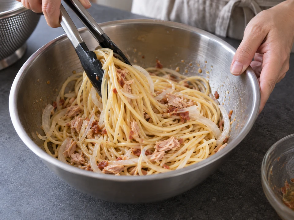 梅しそのスパゲッティー：熱いうちに和える。